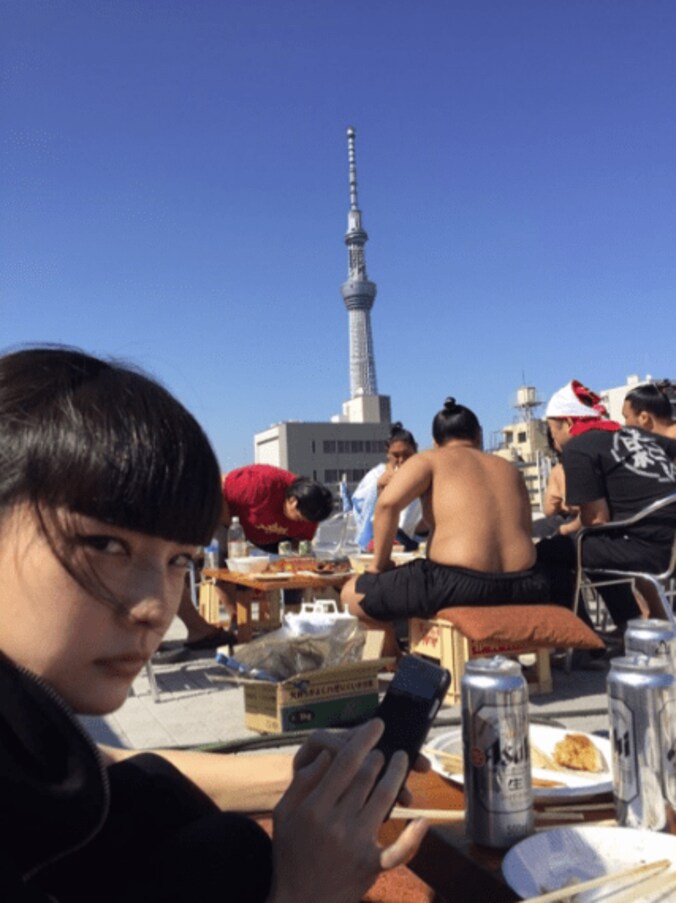 IVAN、秋元梢の実家でお相撲さんとBBQ 1枚目