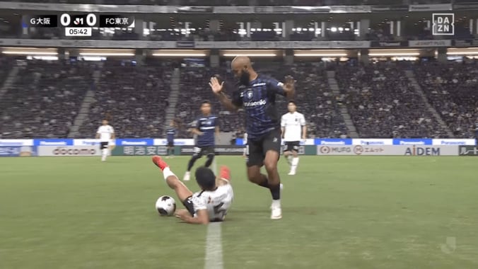 何が起こった！？長友佑都、驚きの“回転キープ”にスタジアム大歓声「本当に40歳？」倒されても驚異の体幹で粘り 3枚目