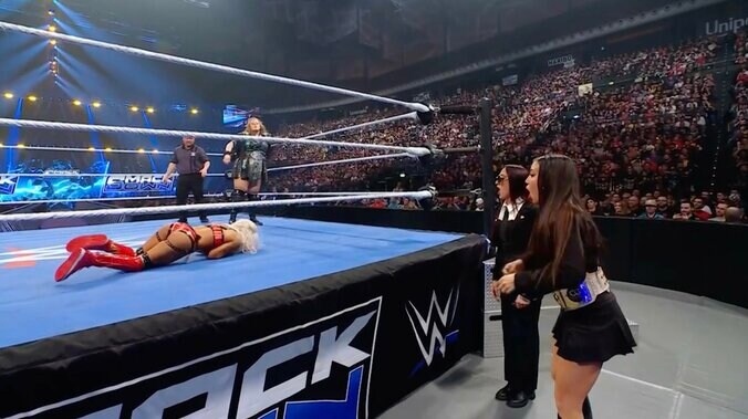 【映像】“100キロ超”レスラーの衝撃技に味方も「ドン引き」