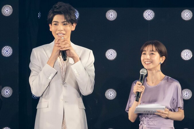 Snow Manラウール、“グロス塗った”艶やか唇を田中みな実が絶賛「釘付けですよ」 1枚目