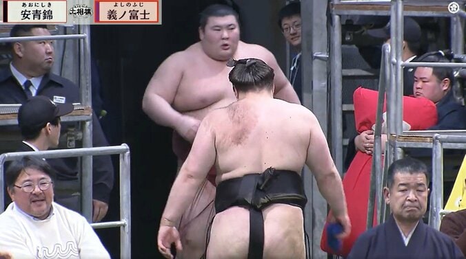 安青錦、黒星直後に花道奥で驚きの光景 「ひょっこりあたみんw」「すごい勢いでログインw」ファン注目の一コマ 5枚目