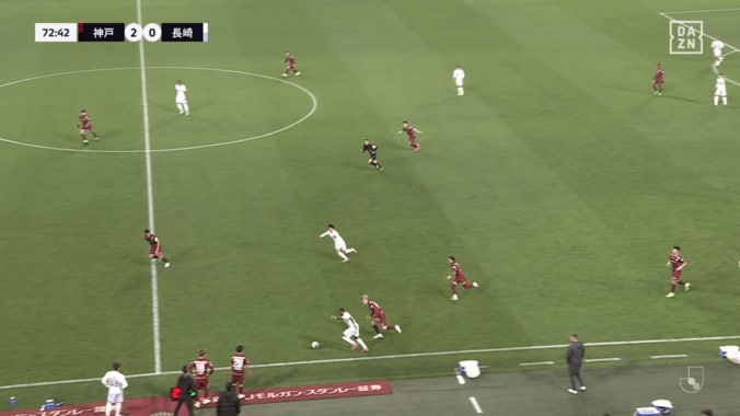 お尻コントロール！？“変態テクニック”にファン驚愕「三笘薫の期待値」「狂ってる」長崎FWが神ターンから爆発的加速 5枚目