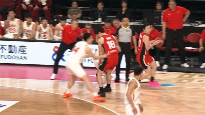 「何がファウルなん！？」日本vs中国戦の“不可解ジャッジ”にファン騒然「正当だと思う」「可哀想」馬場雄大のスクリーンに笛【バスケW杯予選】 3枚目