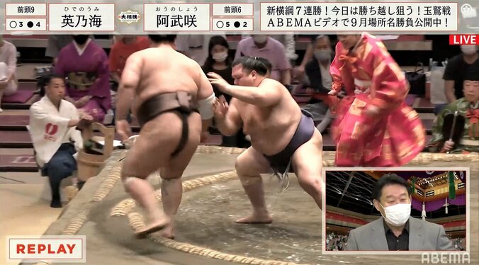 2度の“待った” 行司の視線に力士「あ、すみません…」“直立不動” ファン困惑「行司に負けた」「めっちゃ見てる」 2枚目