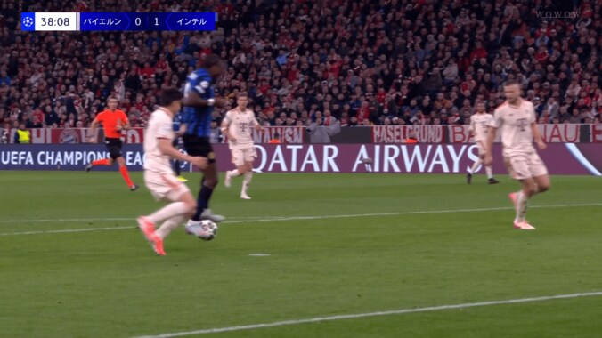 世界熱狂！ インテル黄金コンビの“おしゃれテク２連発ゴラッソ”に騒然「クレイジーな連携」「過去10年で最高のゴール」ラウタロ＆テュラムがバイエルン粉砕の瞬間 4枚目