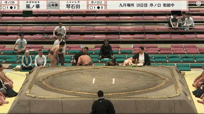 「行司代打」「大丈夫か」土俵際でアクシデント発生 控え行司が仲間のピンチに“ササッ”と登場で見事な連携プレー「控えが軍配を上げるとこ初めて見た」 3枚目
