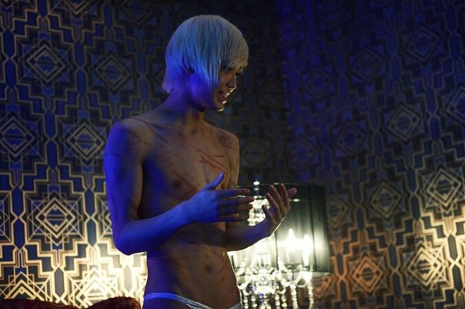 『娼年』松坂桃李が猪塚健太と演じた“男同士の濡れ場”　痛みでしか性的快感を得られない娼夫アズマの写真が公開 2枚目