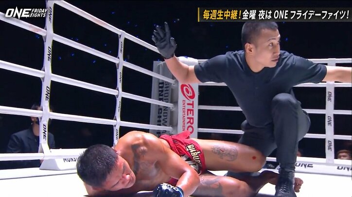 「かかってこいよ」舌出し挑発直後に惨劇！ “モロ被弾”で衝撃KO負け 16歳の勝者はファイトボーナス140万円の連続ゲットに笑い止まらず