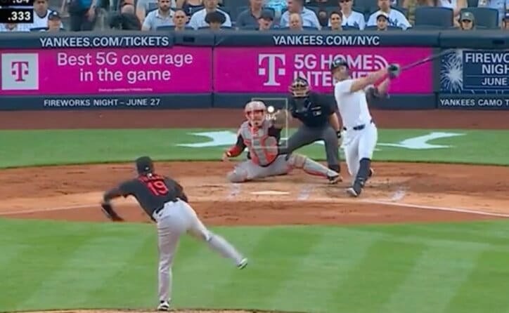 【写真・画像】一体、何が起きた…！？ 菅野智之の魔球で“異変”「これは打てない」相手打者がバット持ったまま止まって動けなくなる　1枚目