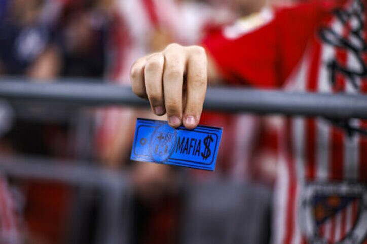 『サン・マメス』でネグレイラ事件への抗議活動…“マフィア”と印刷されたバルサカラーの偽札が舞う