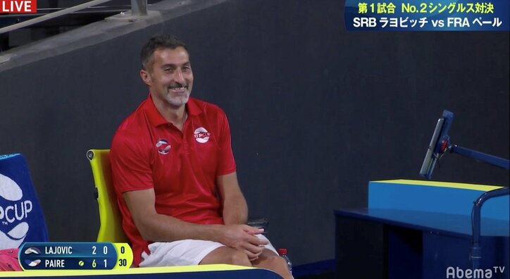 テニス国際試合で“左脚”のダイレクトボレー！ 相手チームの監督がダイレクトキャッチで“にっこり”