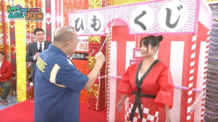 【写真・画像】“くじと水着が連動”のご褒美美女「大好きなんです…」まさかの出演者を告白 “英語禁止ボウリング”舞台裏に密着 2枚目