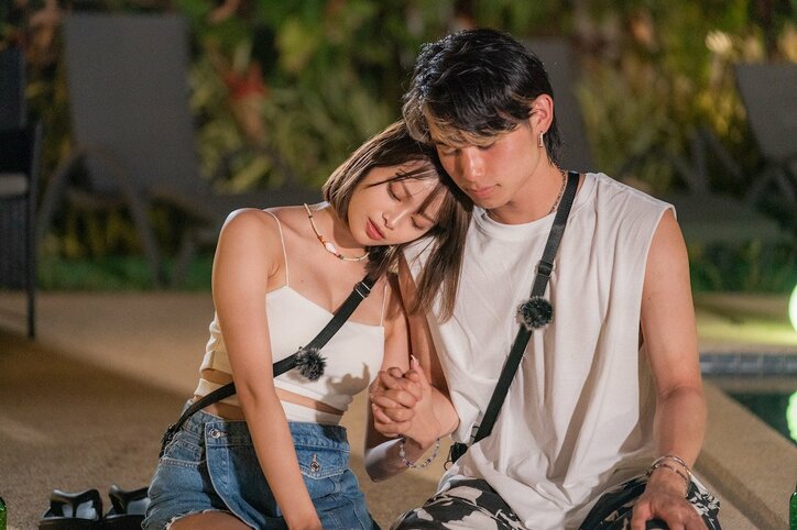 夜のプールでギュッと抱きしめ「俺を信じて」互いの気持ちを確かめ合う美男美女 