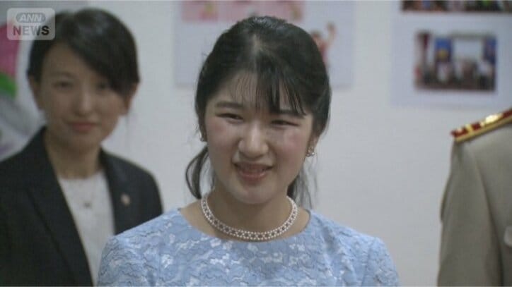 生徒に質問する様子も