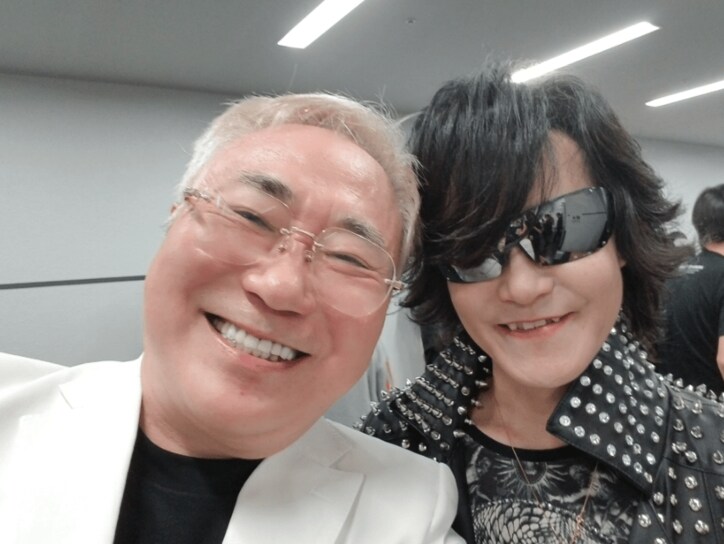 高須院長、岡村隆史イベントでaikoら豪華メンバーと2ショット続々