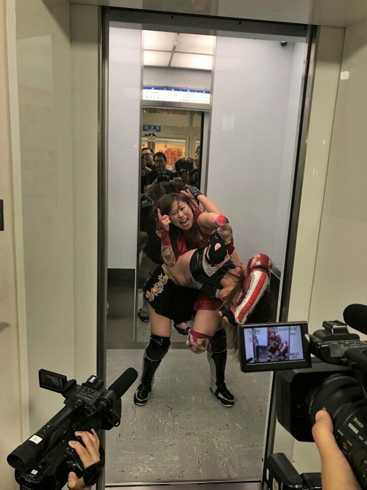女子プロレスを「外」にぶちこめ！アイスリボン・藤本vs世羅が後楽園、神田明神、山手線で3本勝負
