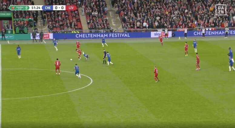 「吹っ飛ばした！」「勝負ついたな」遠藤航が“因縁の宿敵”を潰す→返り討ち“強烈タックル”を炸裂した瞬間　リバプールを裏切った男に完全勝利でファン大興奮！