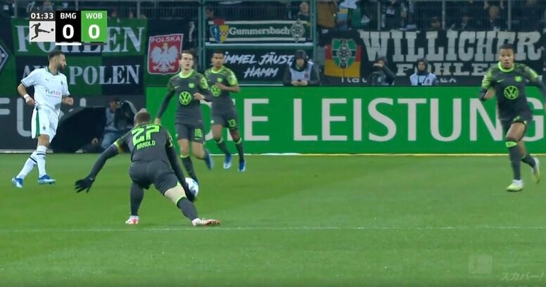 股が引き裂かれた！？ 放送事故レベルの衝撃ハプニング発生　視聴者が悲鳴… 雨に濡れたピッチに足を取られて強制的に開脚された痛すぎる瞬間