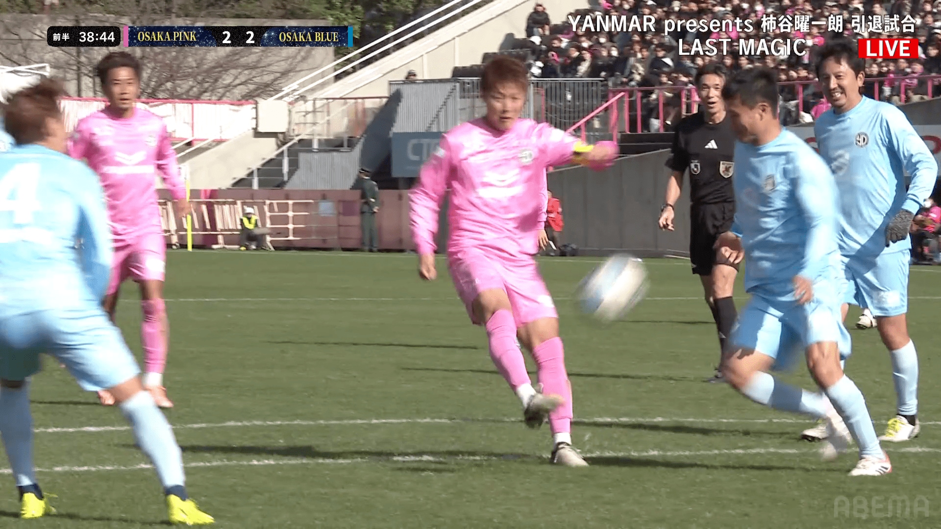 ループシュートを放つ柿谷