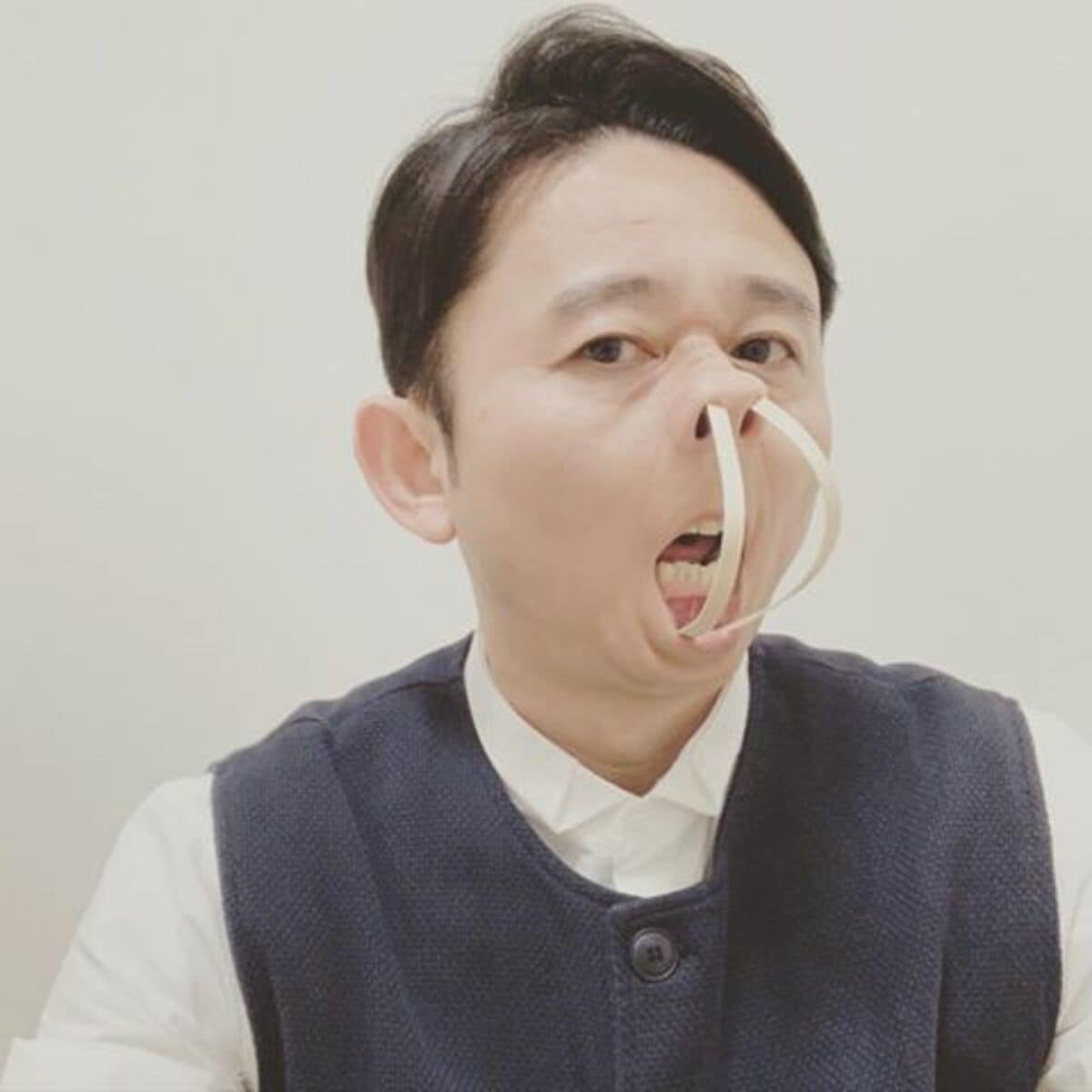 超笑いました 衝撃的すぎる 有吉弘行 鼻と口に棒を突っ込む変顔を公開しファン爆笑 話題 Abema Times