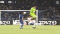 物議を醸す判定…「退場だろ！」「先にボールに触ってる」町田GKと横浜FMアタッカーの“衝突”がノーファウル判定で騒然とした瞬間「カードなしの理由は？」「主審を支持」