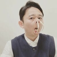 「超笑いました」「衝撃的すぎる‼︎」有吉弘行、鼻と口に棒を突っ込む変顔を公開しファン爆笑