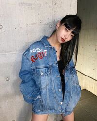 「髪型も服装も全部どタイプ過ぎる」「最強girl」Hina、クールなデニムコーデに称賛の声