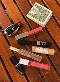 吉川ひなの、バッグの中身を公開し自らツッコミ「クチビルに塗るものばっかり」