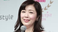 菊池桃子(56)“愛する家族”との添い寝ショットに反響「おんなじ寝方可愛い」