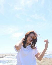 高橋メアリージュンの爽やかな白T姿に「すべてが美しい」「癒される笑顔」とファン絶賛