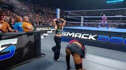 「すごい音した」日本人レスラーの美人秘書が無慈悲な“竹刀フルスイング”に悶絶…ベテラン女子の容赦ない報復に観客もドン引き