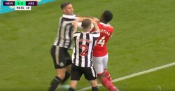 肘打ち、脛蹴り、つぶし合い...｢肉弾戦｣からの乱闘騒ぎに“闘将”も仲裁に!? プレミア上位対決で選手同士がユニフォームを引っ張り激しくどつき合う大喧嘩