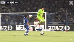 物議を醸す判定…「退場だろ！」「先にボールに触ってる」町田GKと横浜FMアタッカーの“衝突”がノーファウル判定で騒然とした瞬間「カードなしの理由は？」「主審を支持」
