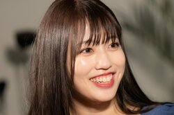 美尻グラドル、スタイル際立つニットワンピで登場！ ハグ＆おなかナデナデの濃厚ボディタッチ