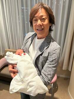 佐藤弘道、長男夫婦に第1子が誕生したことを報告「おじいちゃんになりましたぁ～」 