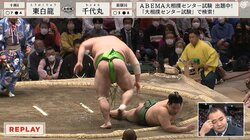 倒れた力士「ちょ、ちょっと～」反則を訴え思わず振り返る「握っとるやんw」「めっちゃ掴んでる」
