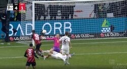 スタジアム騒然！「弱すぎだろ」「バイエルンどうした？」ボール奪取→爆速ドリブルから“秒殺ゴール” 王者を10秒で仕留めた“超高速カウンター”が炸裂した瞬間