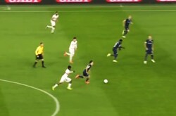 「忍者かよ」日本人MFの“サイレント交代劇”が話題！「いつ出た笑」「ステルスだ」急に現われ秀逸ターン→スルーパスで魅せた一部始終