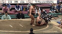 「行司さんあぶない」「抱きとめた」取組中に接触→力士の“咄嗟の対応”話題 「ずり落ちなくてよかった」行司を守る行動に称賛