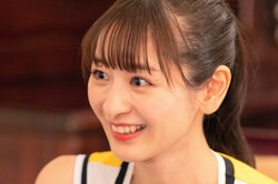 可愛すぎるチアガール姿の天然系グラドル、合コンで全員から鬼モテ！ ポンポンを振る姿に男性陣がメロメロに