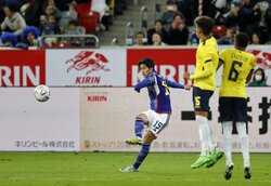 トップ下で日本代表の攻撃を作った鎌田大地 「周りの選手たちを納得させていた」内田篤人が高評価