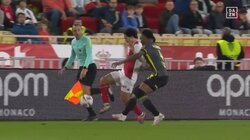 一体何が起きた？南野拓実、触れそうで触れない“空振りトラップ”炸裂！エグすぎる妙技でイエローカード誘発の瞬間