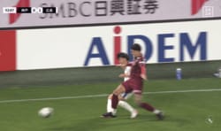 SNSで論争！神戸DFの“足踏みタックル”が物議…「普通にレッドだろ」「ボールにチャレンジしたからイエロー」解説も危険度を指摘