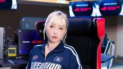 麻倉瑞季、斬新グラビアで悩殺ボディを披露 SPA！デジタル写真集から誌面カット