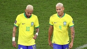 W杯敗退のブラジル代表FW、ネイマールと自分の巨大タトゥーを彫る