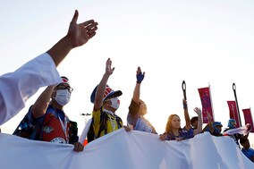 【W杯】日本人サポーターの開幕戦“ゴミ拾い”に韓国メディアも注目　「格別の清掃マナー」