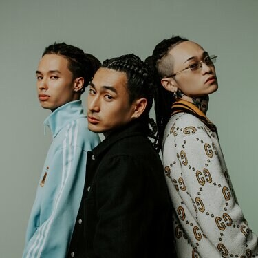 Kaneee、Kohjiya、Yvng Patraによる“Champions”(prod by KM)のMV