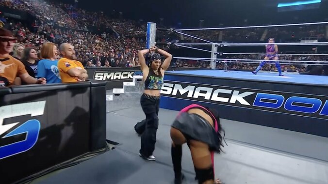 【映像】美人秘書、無慈悲な“竹刀フルスイング”に悶絶