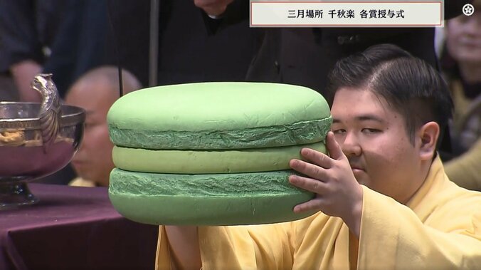 「顔が隠れてるw」霧島を祝福した“規格外”の物体 巨大すぎる副賞に「また隈二郎w」「これ食えるんか」ファンがざわつき 3枚目