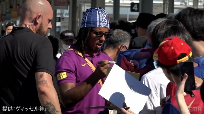【バルサ来日】「来てる全員にサインしてくれた」クンデの“神対応”が話題！「ずっと本当に優しいな」笑顔のファンサービスに感動の声 2枚目